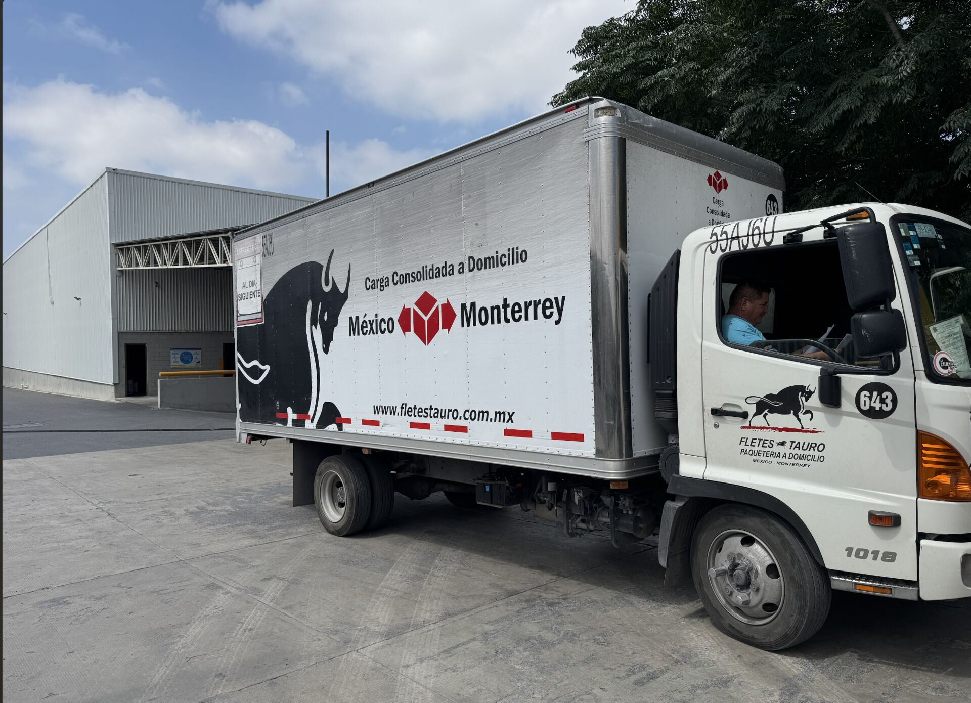 Camión de reparto Fletes Tauro México–Monterrey