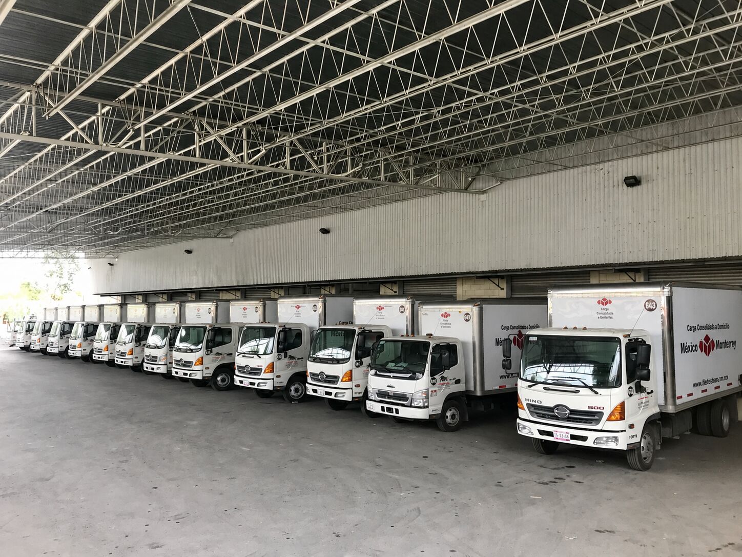 Camionetas de reparto Fletes Tauro en andenes