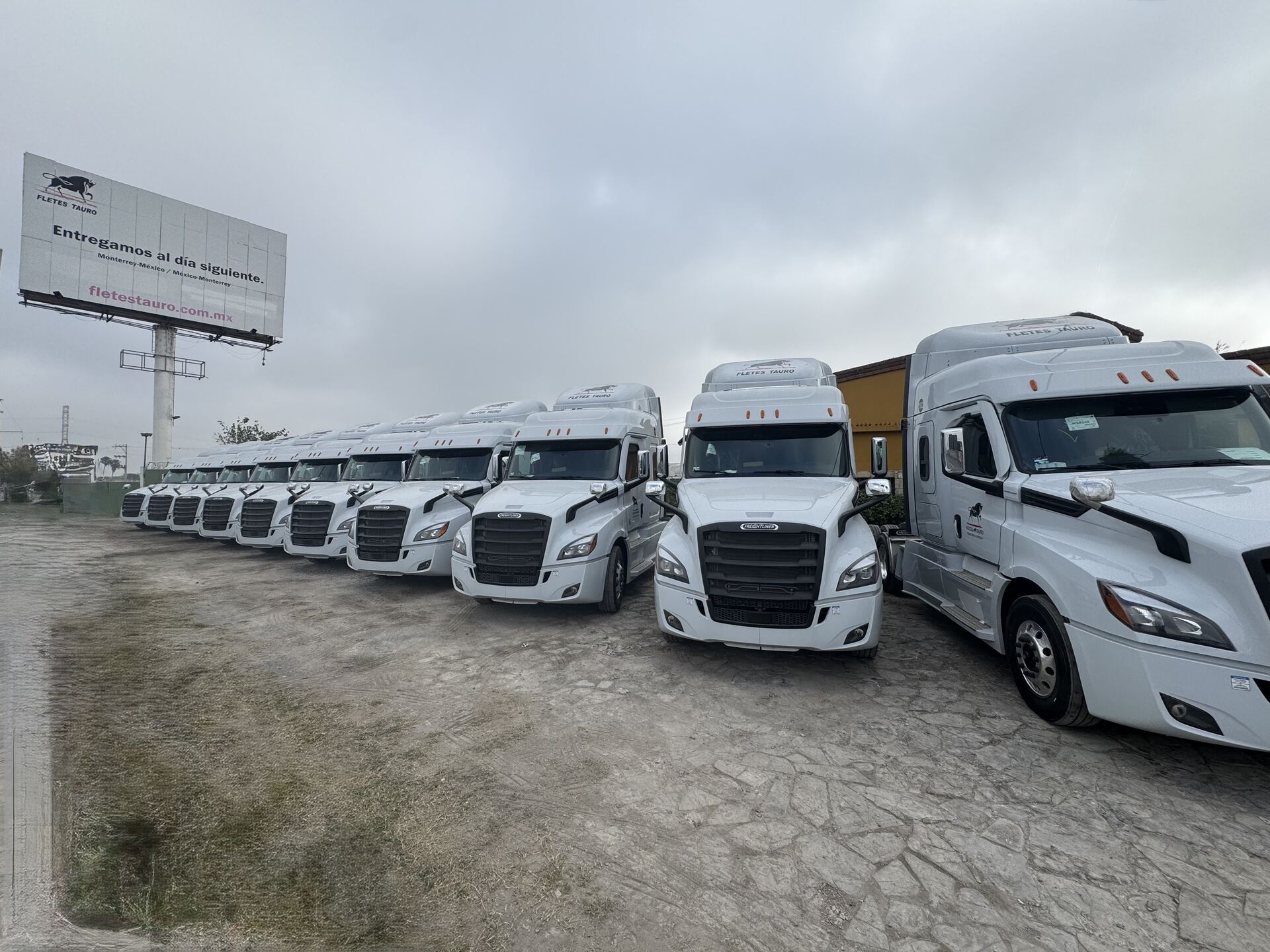 Tractocamión Fletes Tauro con caja seca de carga consolidada