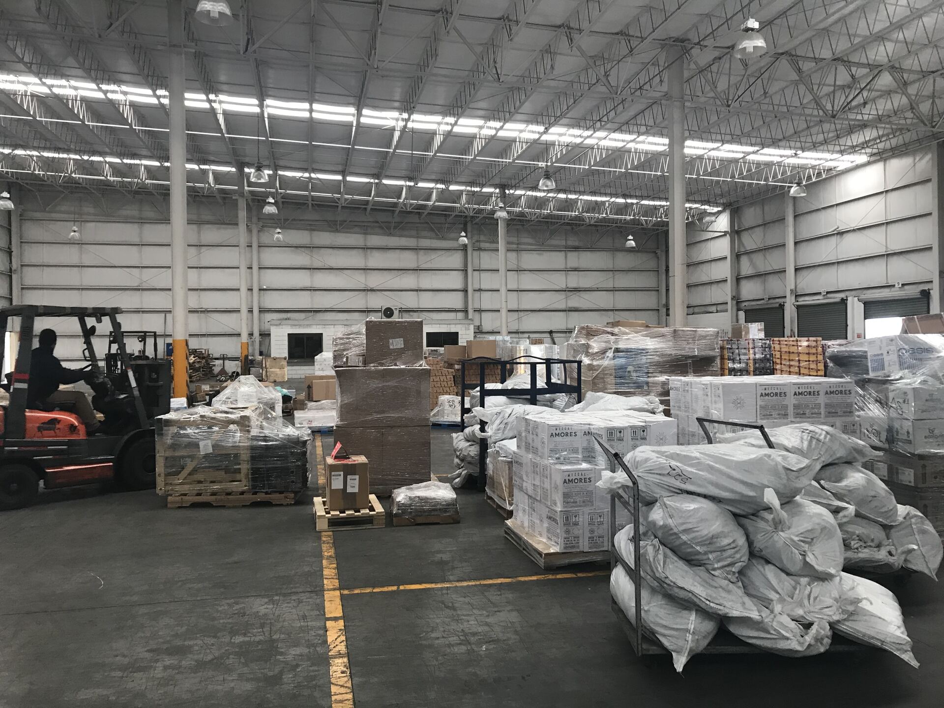 Operación de carga en bodega de Fletes Tauro
